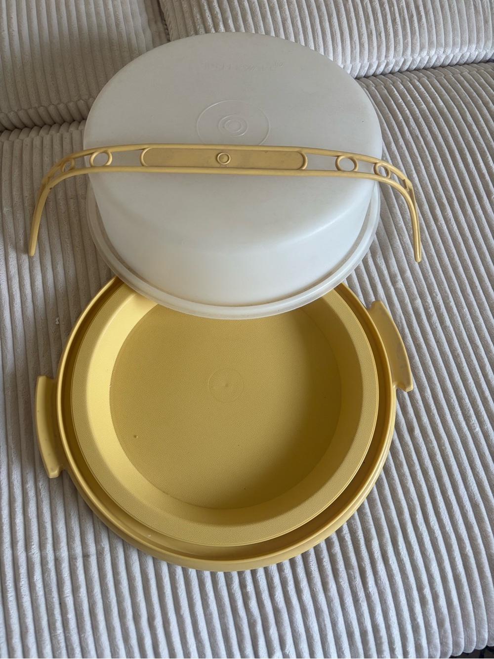 Tupperware vintage pie container
